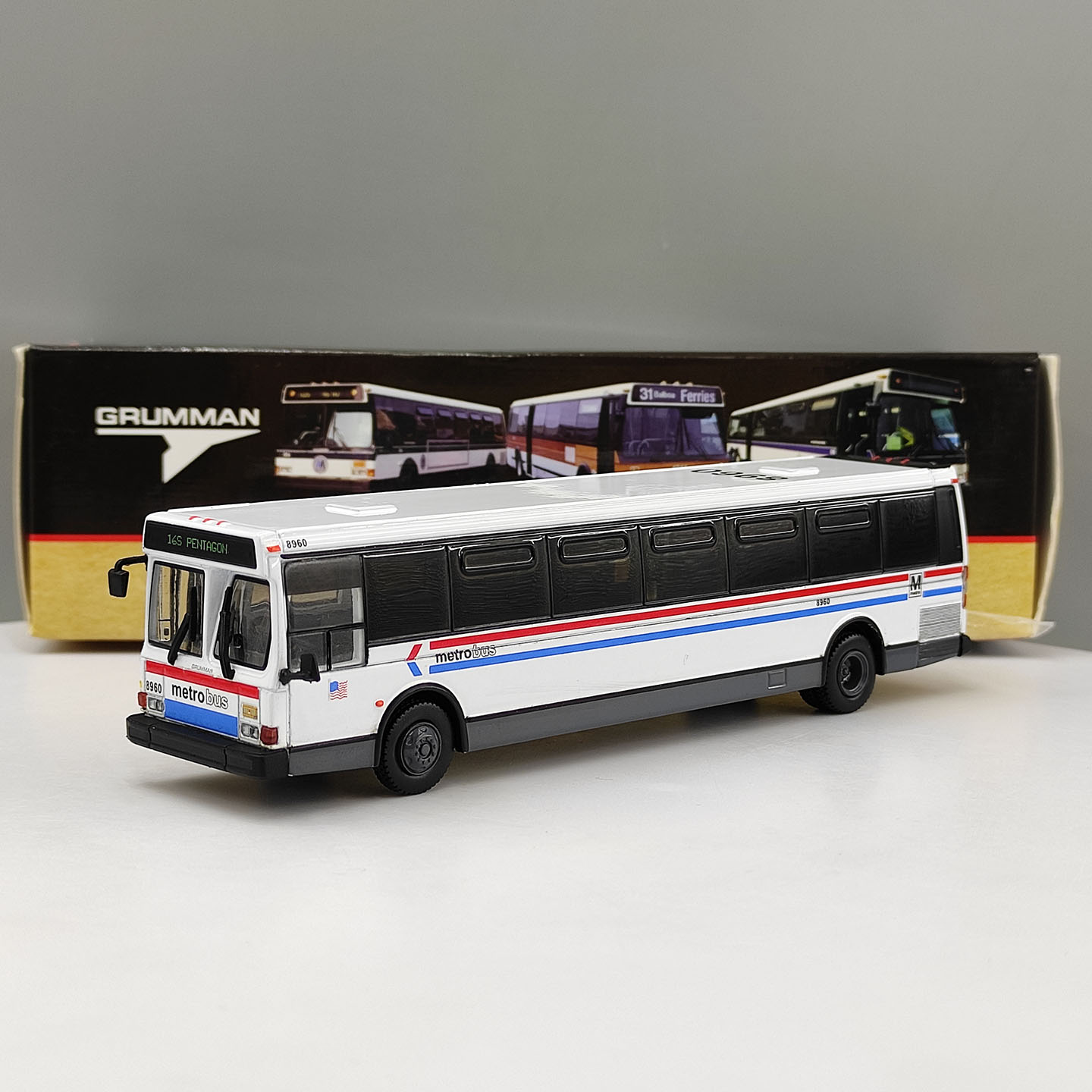 Vintage Collectibles - Diecast IR 1:87 Scale Vintage Bus